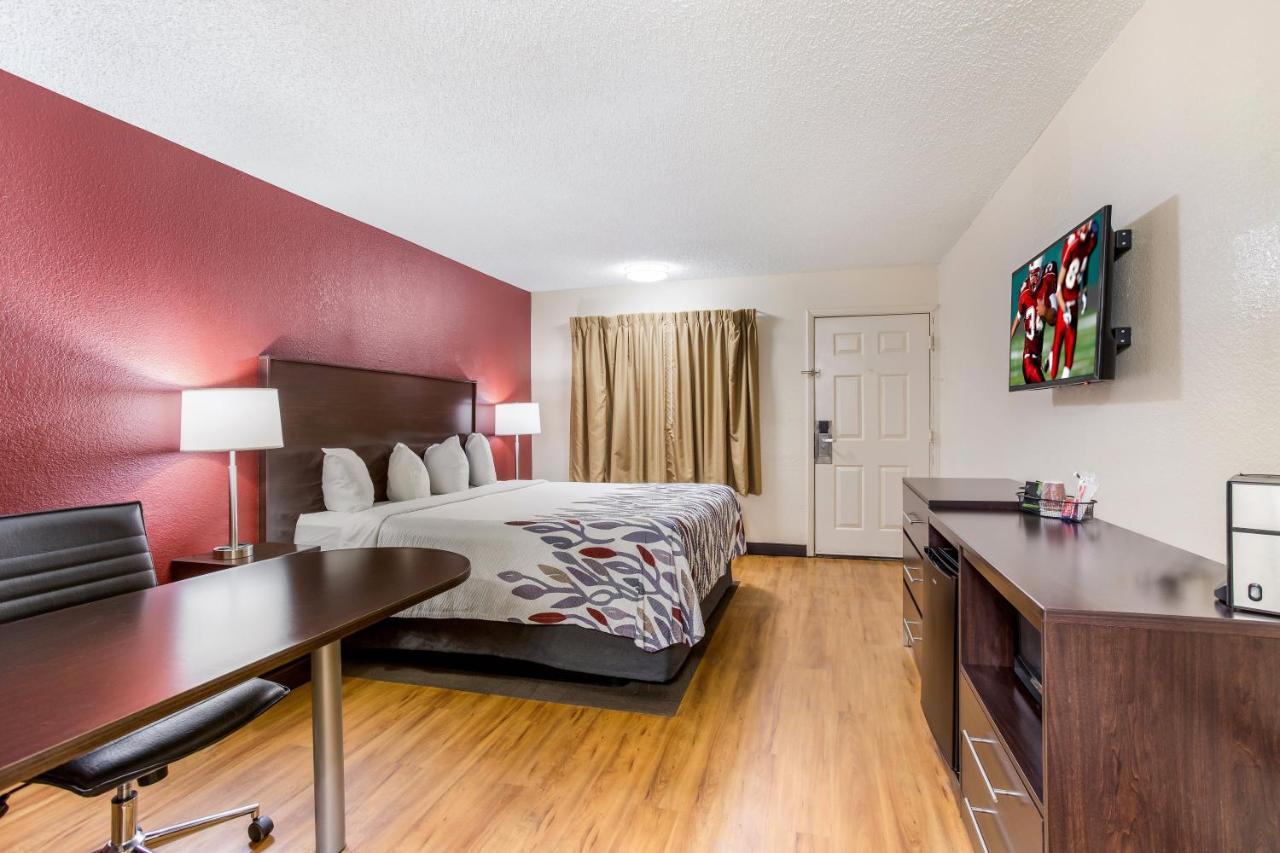 Superior King Room Smoke Free at Red Roof Inn Albuquerque - Midtown