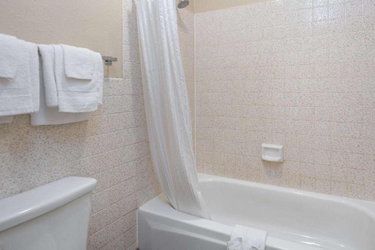 Queen Room at SureStay Hotel by Best Western Fairfield Napa Valley