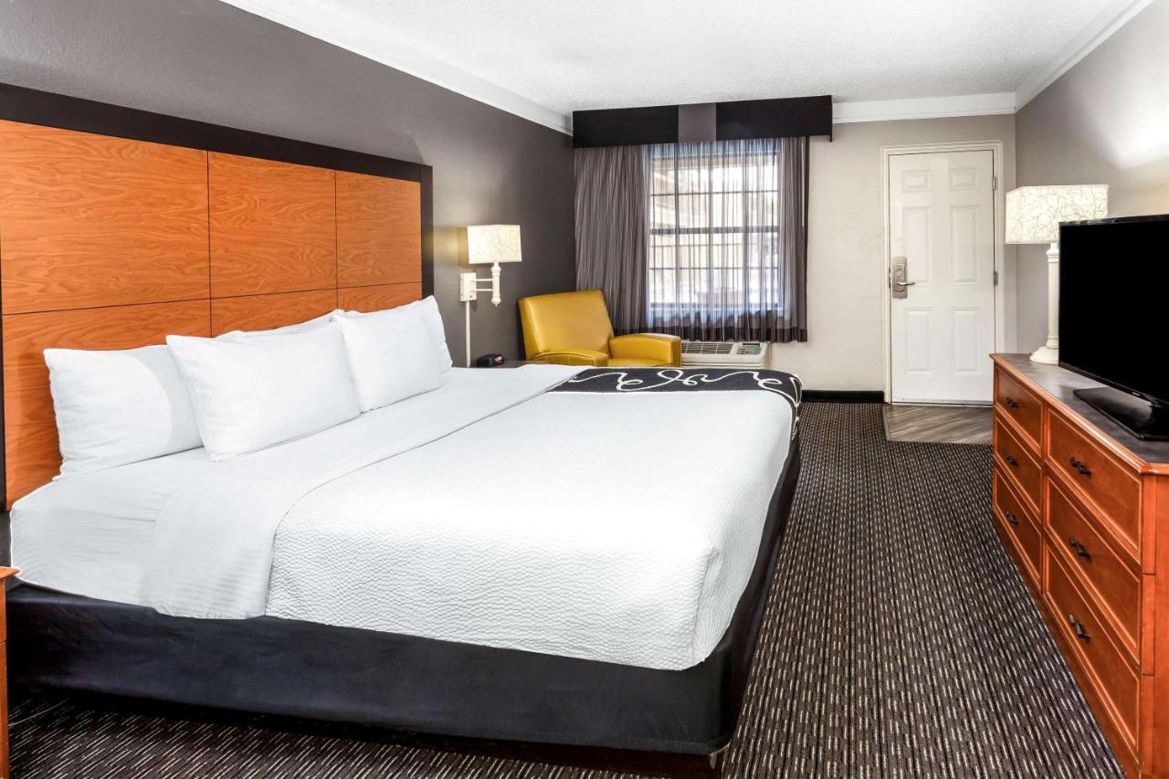 King Room with Roll-In Shower - Mobility/Hearing Accessible - Non-Smoking at La Quinta Inn by Wyndham Laredo I-35