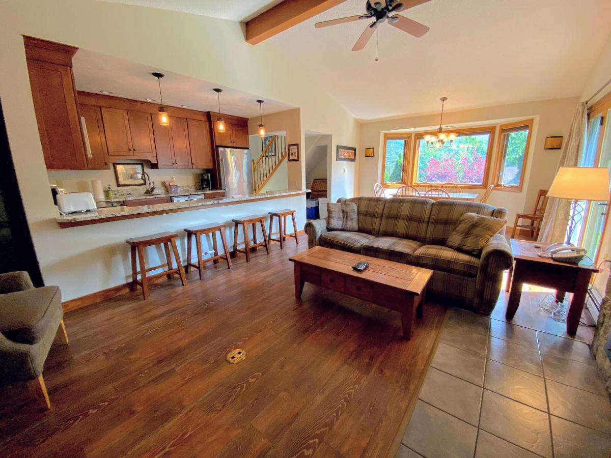 | O8 Renovated Forest Cottage Townhome with great Mt Washington views, fast wifi Walk to skiing