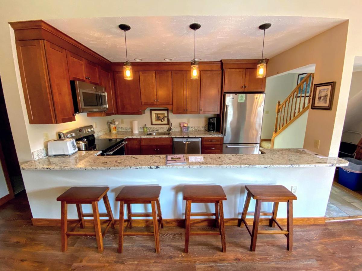 | O8 Renovated Forest Cottage Townhome with great Mt Washington views, fast wifi Walk to skiing