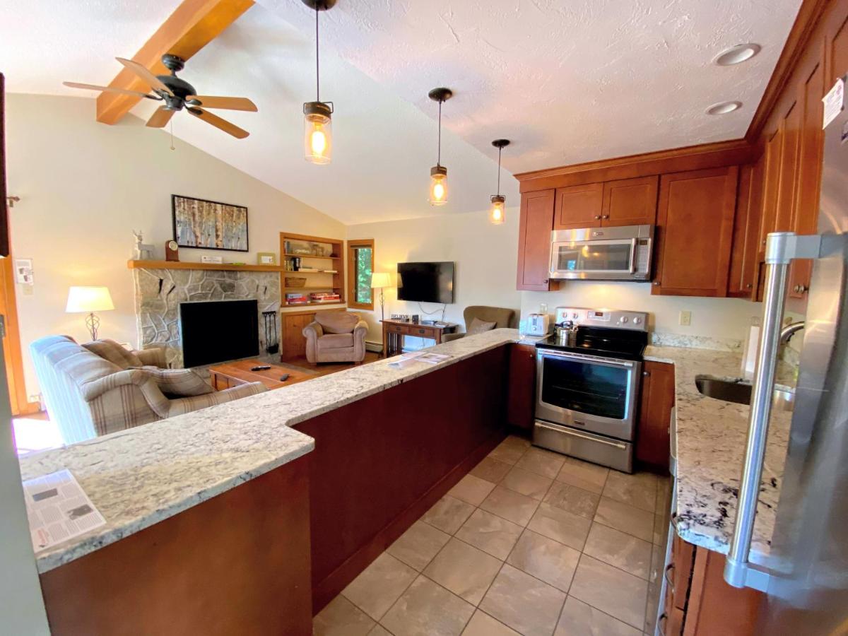 | O8 Renovated Forest Cottage Townhome with great Mt Washington views, fast wifi Walk to skiing