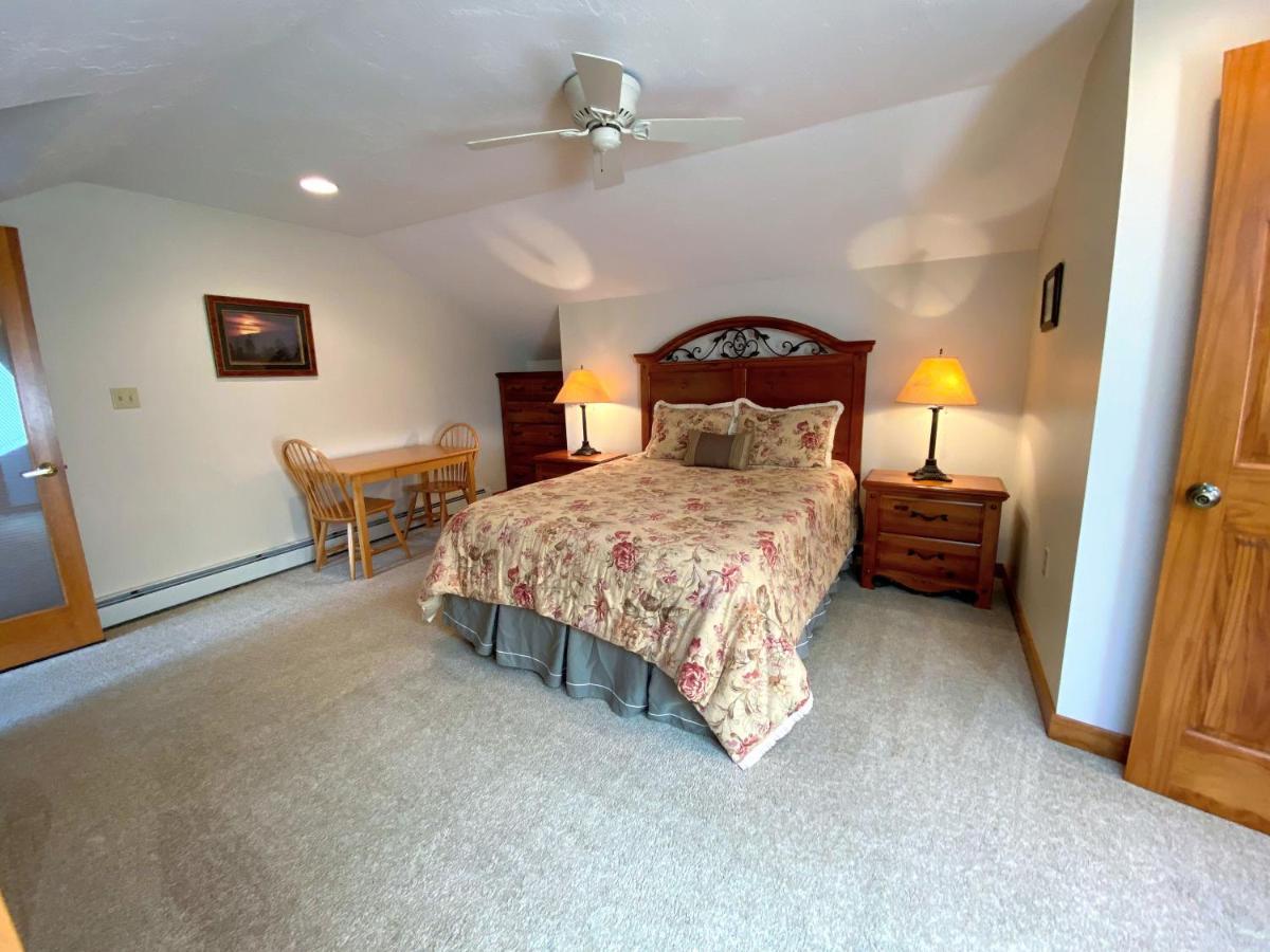 | O8 Renovated Forest Cottage Townhome with great Mt Washington views, fast wifi Walk to skiing