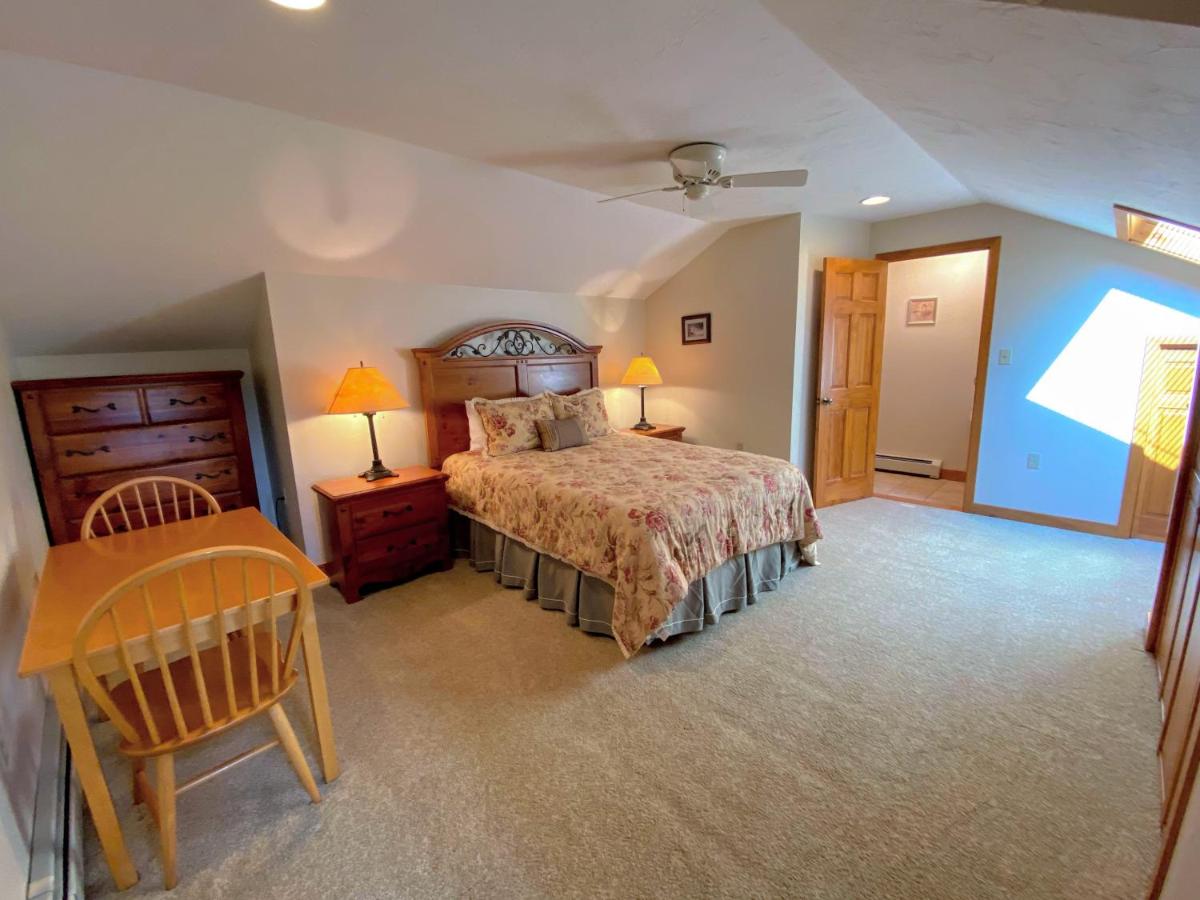 | O8 Renovated Forest Cottage Townhome with great Mt Washington views, fast wifi Walk to skiing