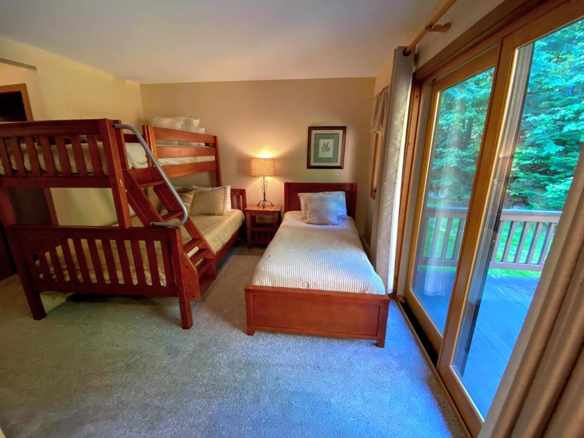 | O8 Renovated Forest Cottage Townhome with great Mt Washington views, fast wifi Walk to skiing