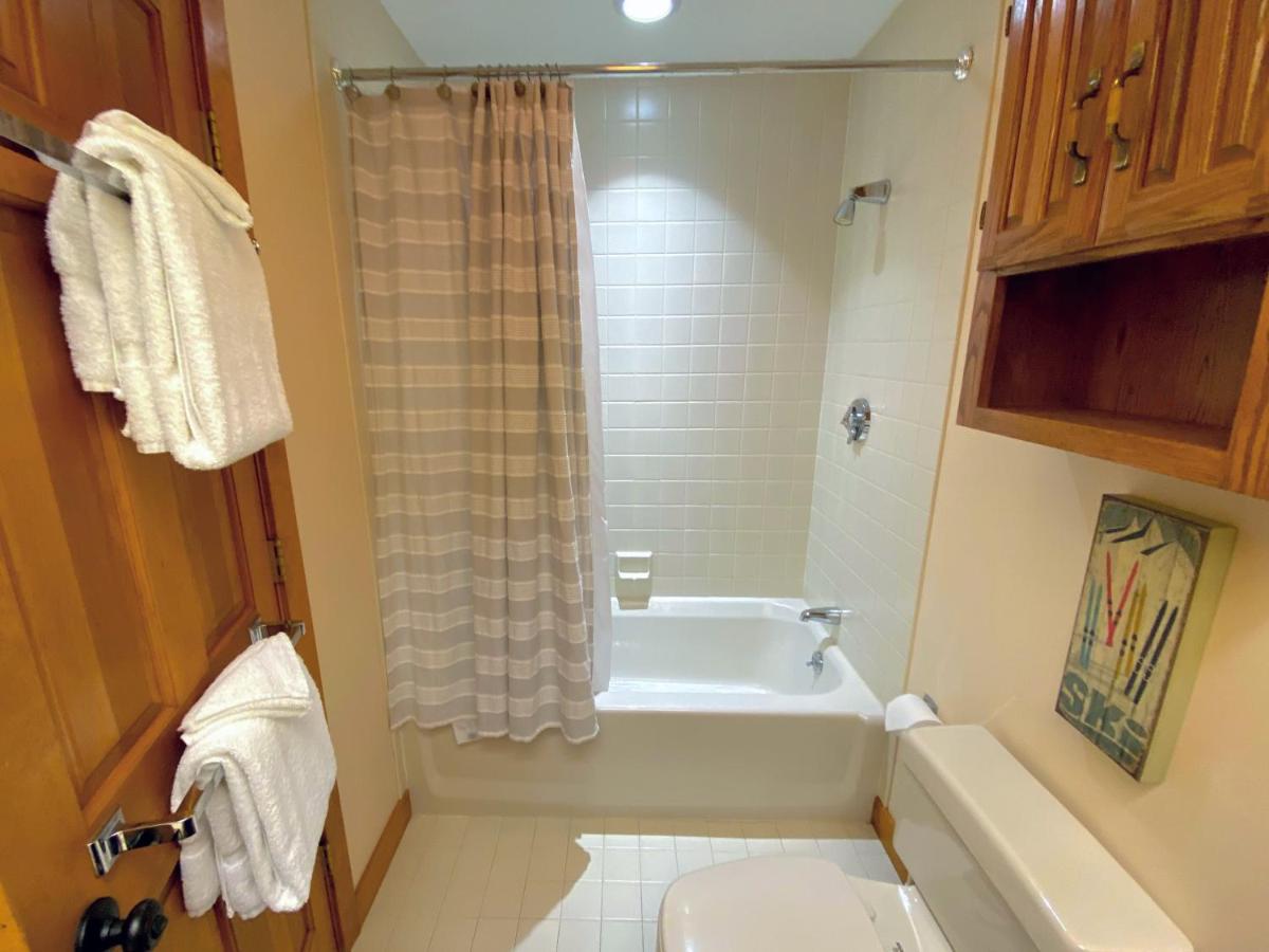 | O8 Renovated Forest Cottage Townhome with great Mt Washington views, fast wifi Walk to skiing