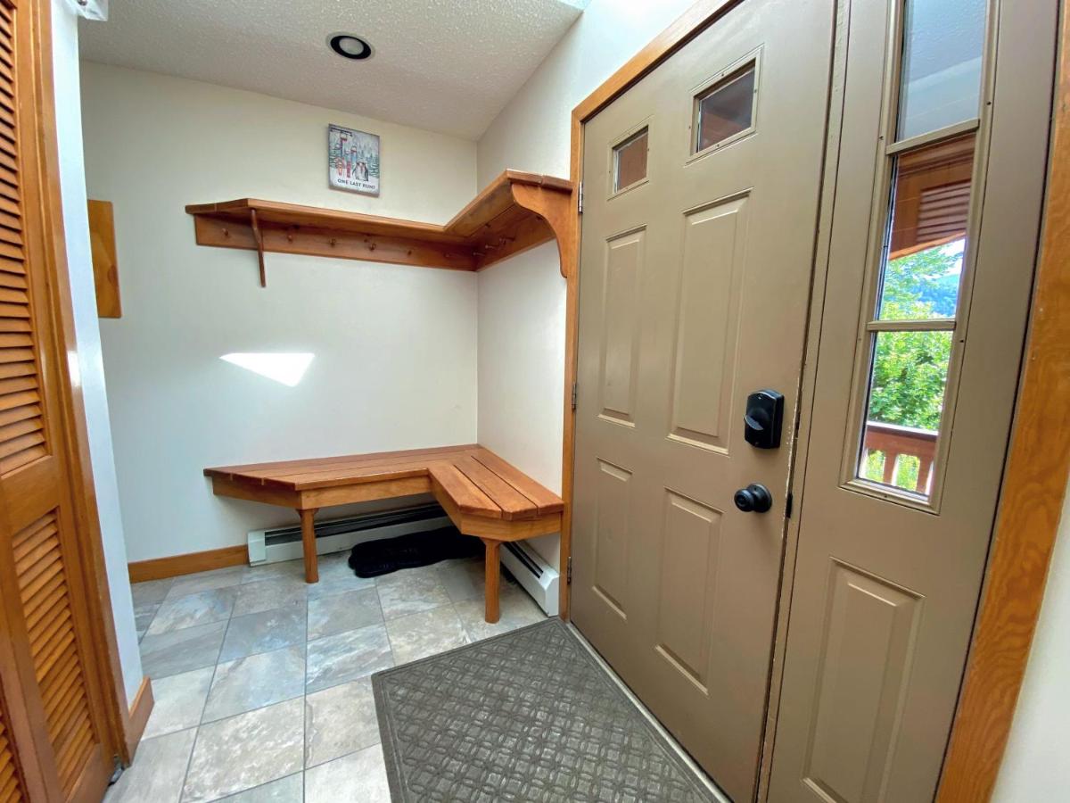 | O8 Renovated Forest Cottage Townhome with great Mt Washington views, fast wifi Walk to skiing