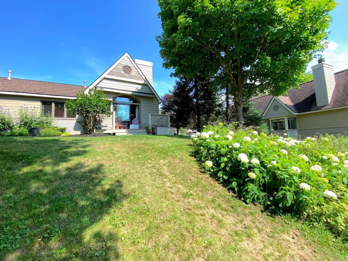 | F8 Luxurious Mt Washington Hotel golf course home Wifi, cable, air conditioning