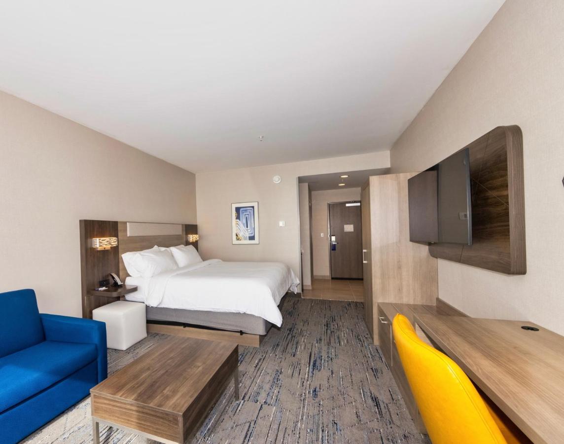 King Suite - Mobility Accessible/Non-Smoking at Holiday Inn Express & Suites Harrisonburg University Area by IHG