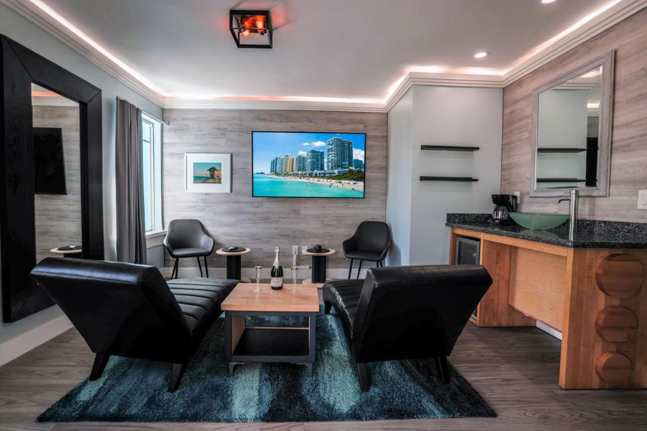 King Suite with Ocean View at The Colony Hotel