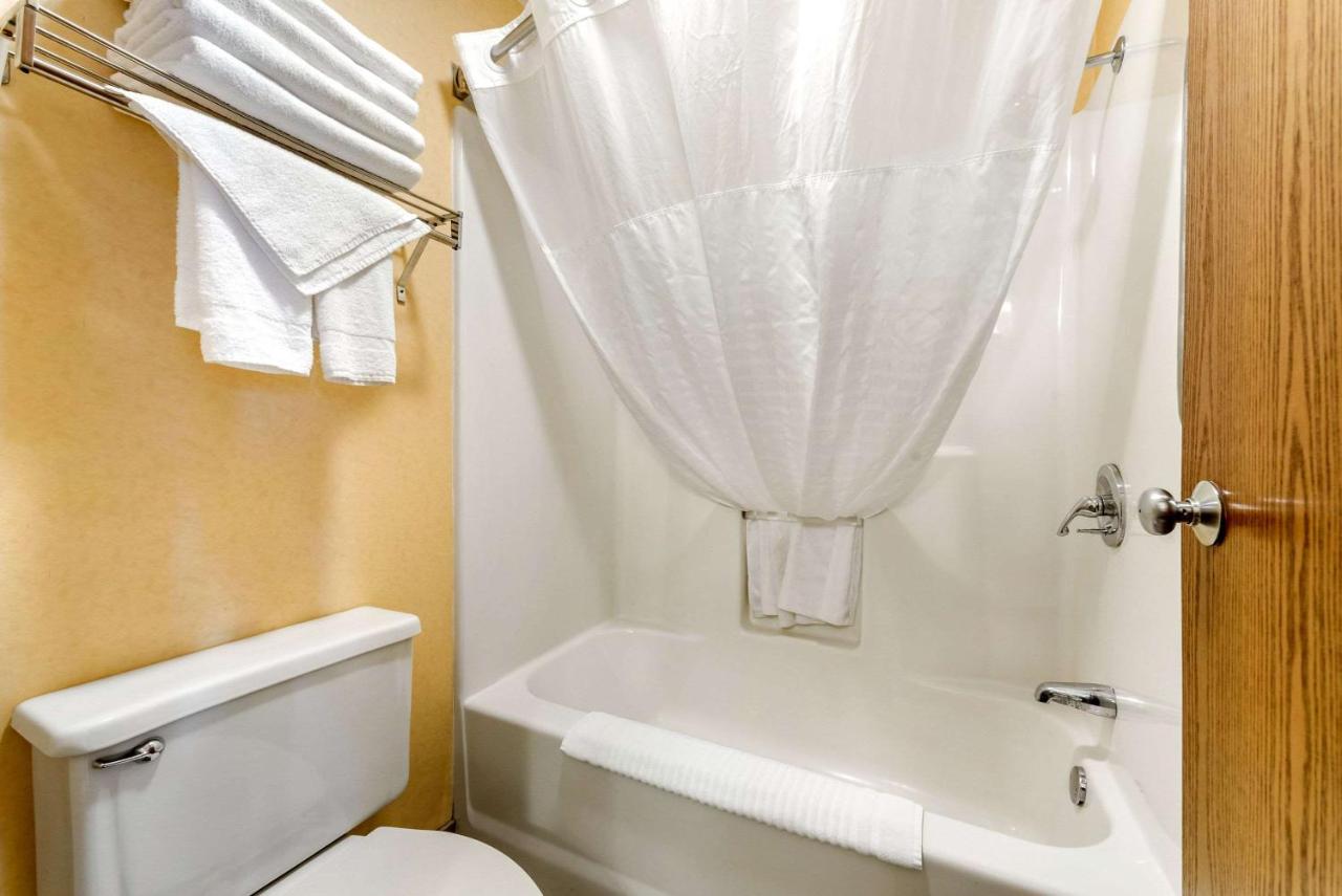 King Room - Non-Smoking at Quality Inn Pueblo North