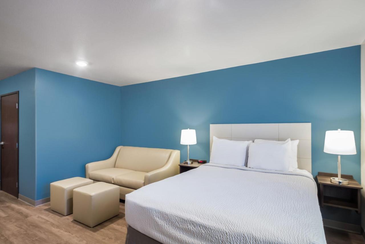 Queen Room with Roll-In Shower - Accessible/Non Smoking at WoodSpring Suites Gurnee - Chicago