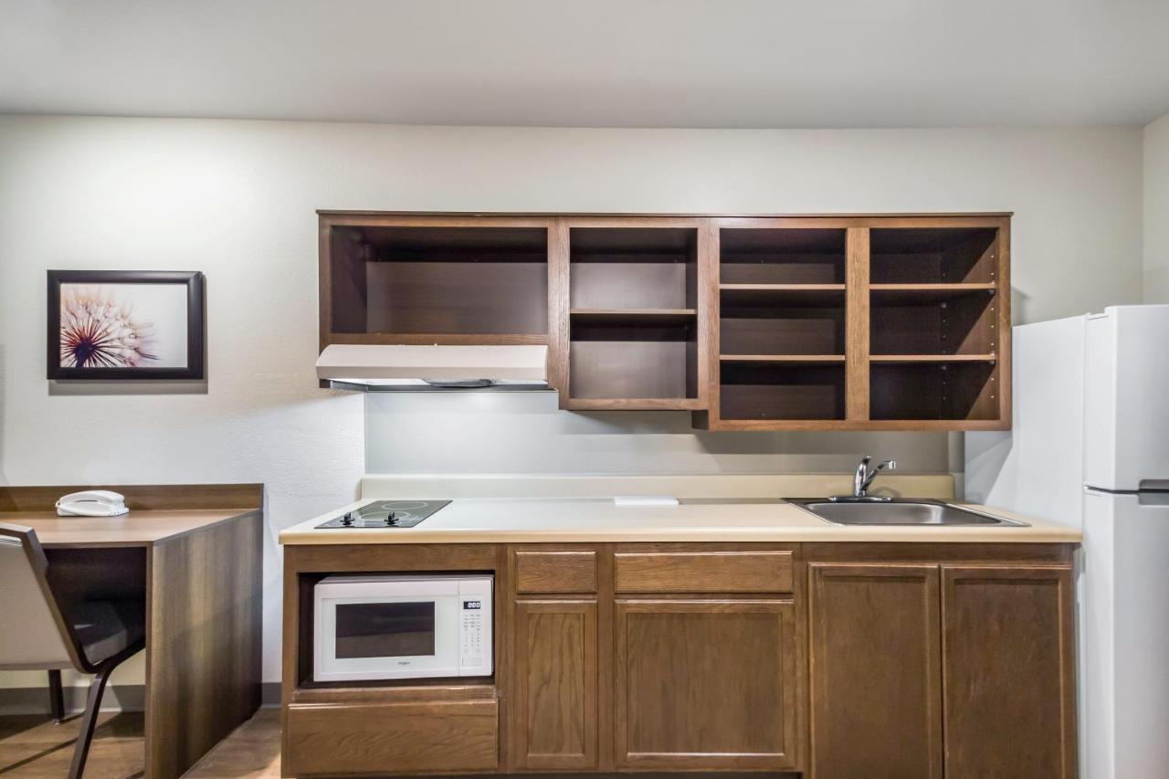 Queen Room with Roll-In Shower - Accessible/Non Smoking at WoodSpring Suites Gurnee - Chicago