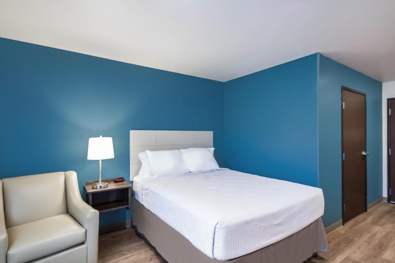 Queen Room with Accessible Tub - Accessible/Non Smoking at WoodSpring Suites Gurnee - Chicago