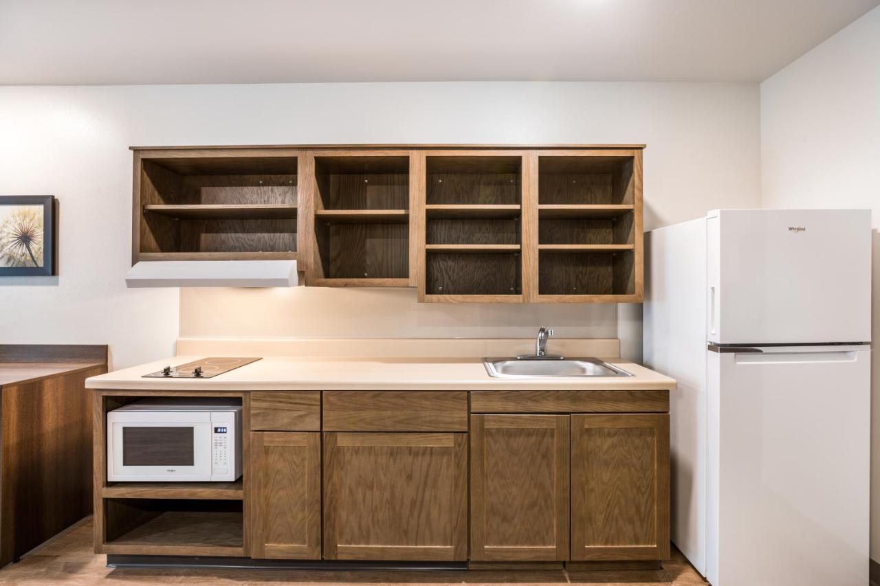 Queen Room with Accessible Tub - Accessible/Non Smoking at WoodSpring Suites Gurnee - Chicago