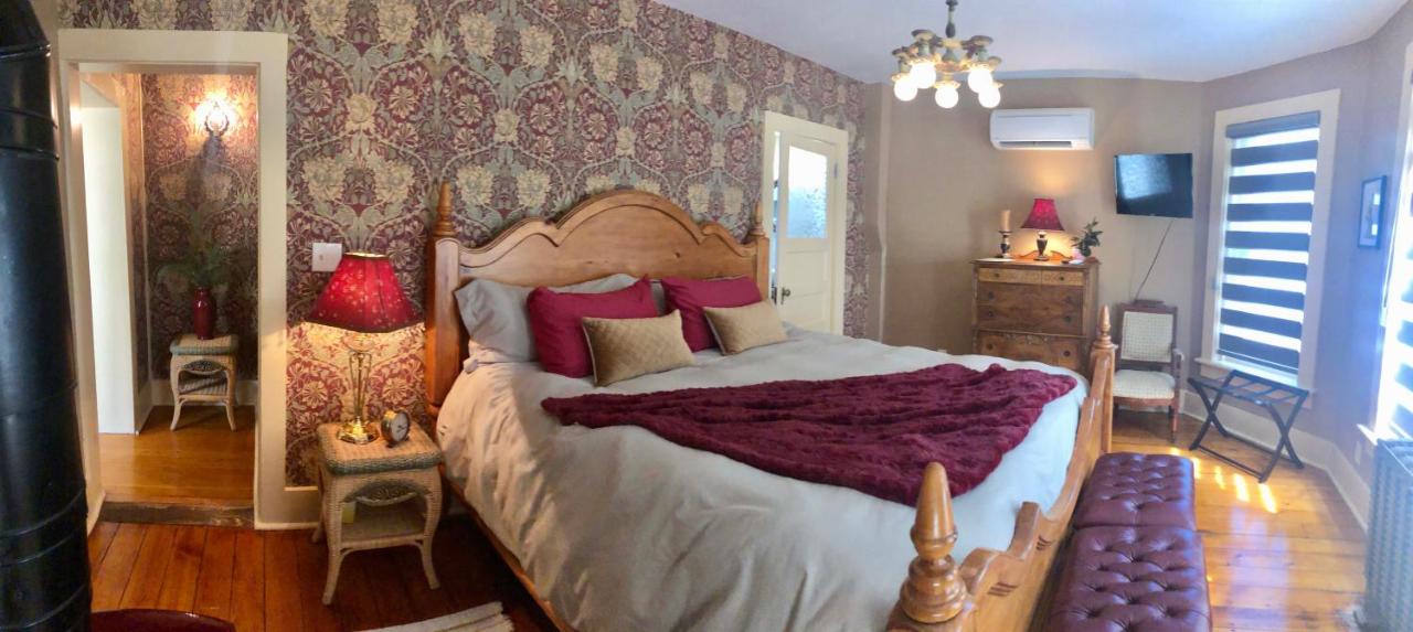  | Moulin Rouge House Bed and Breakfast