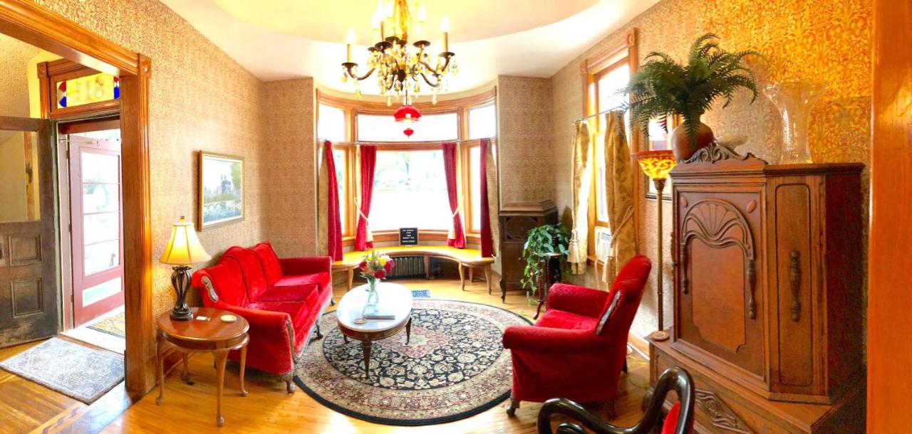  | Moulin Rouge House Bed and Breakfast
