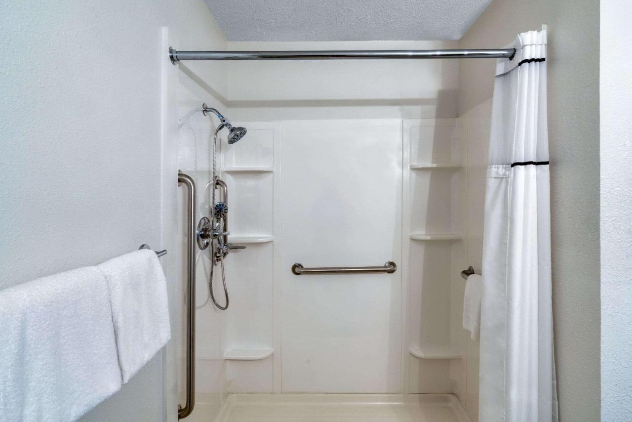 Queen Room - Mobility Access/Non-Smoking at Hillside Crossing Nashville