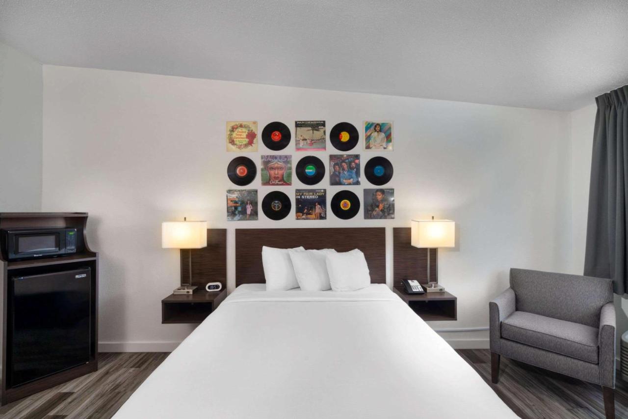 Queen Room - Non-Smoking at Hillside Crossing Nashville