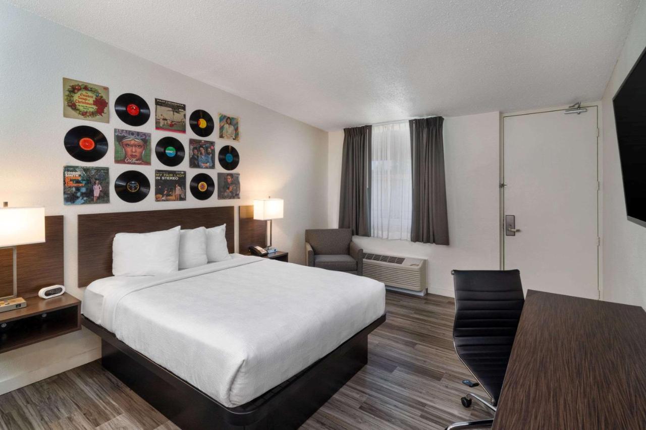 Queen Room - Non-Smoking at Hillside Crossing Nashville