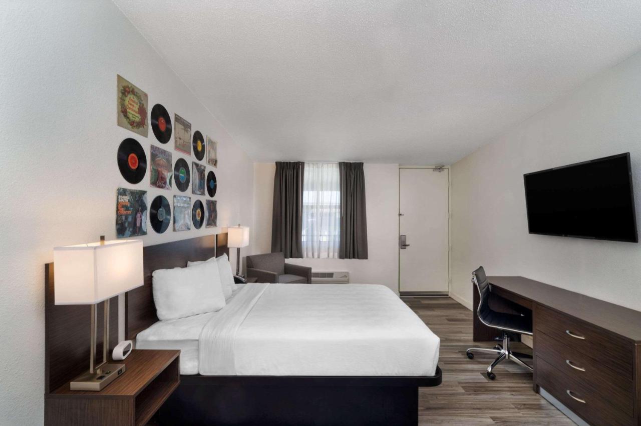 Queen Room - Non-Smoking at Hillside Crossing Nashville