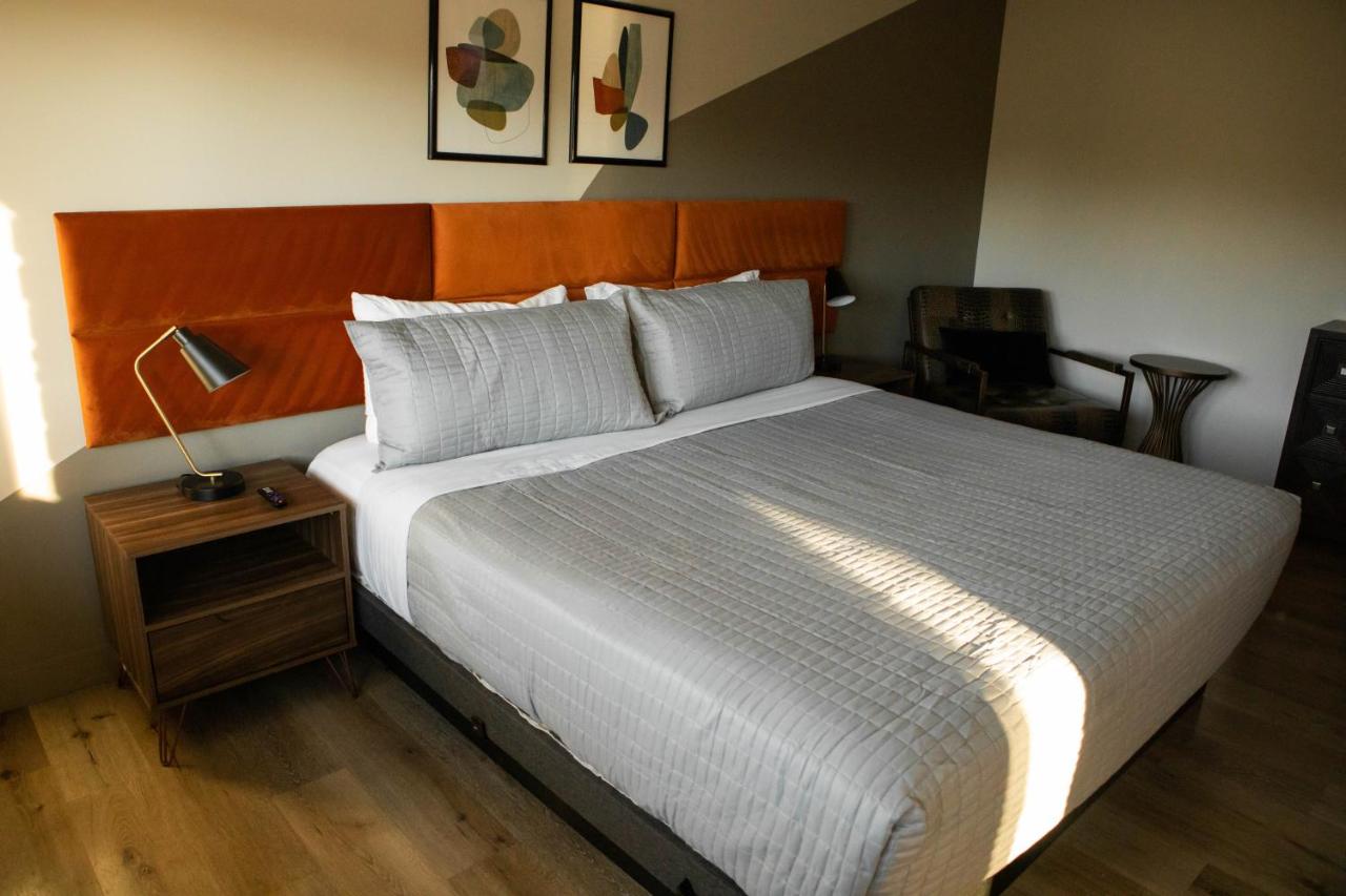 | 4411 Inn & Suites