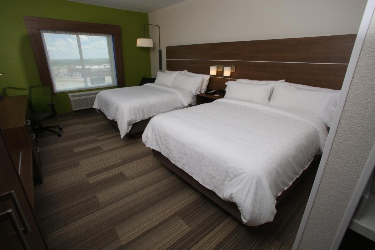 Queen Room with Two Queen Beds - Disability Access at Holiday Inn Express & Suites Lincoln Airport by IHG