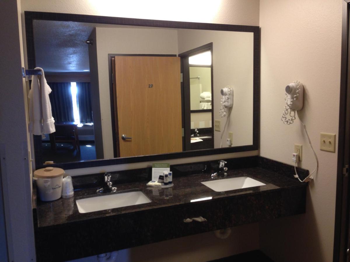 Queen Suite - Non-Smoking at AmericInn by Wyndham Aberdeen - Event Center