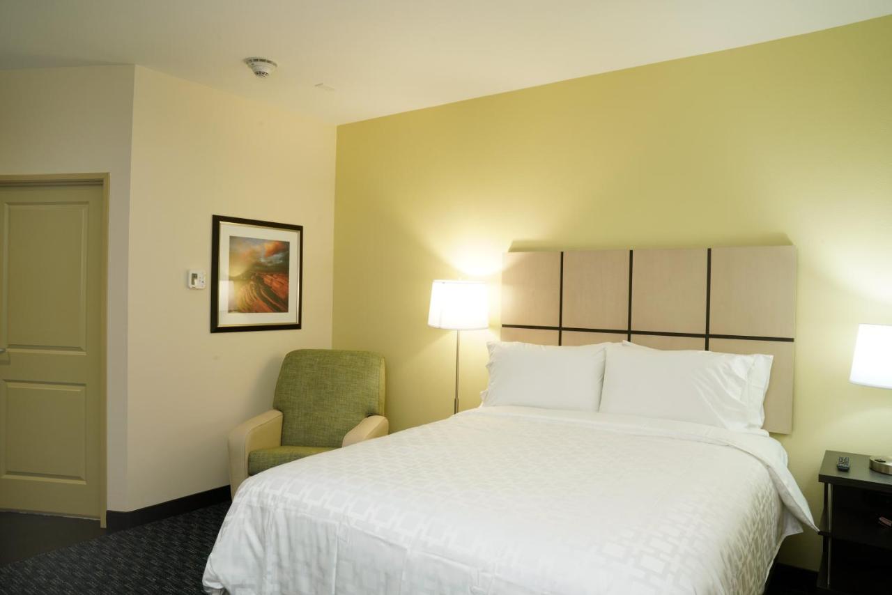 Queen Studio Suite with Batch Tub - Mobility Accessible - Non-Smoking at Candlewood Suites Plano North by IHG