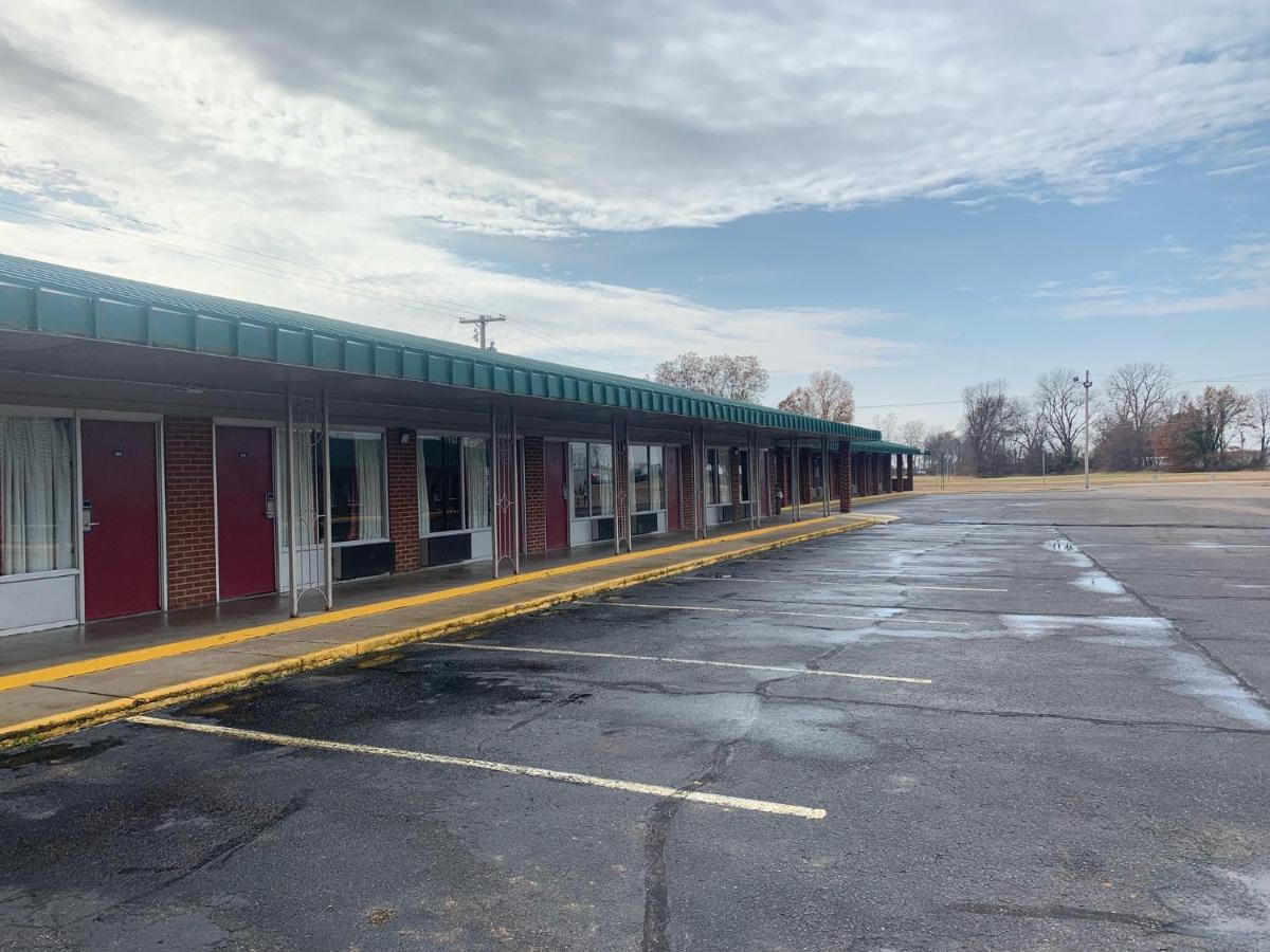 | Coachman's Inn Motel