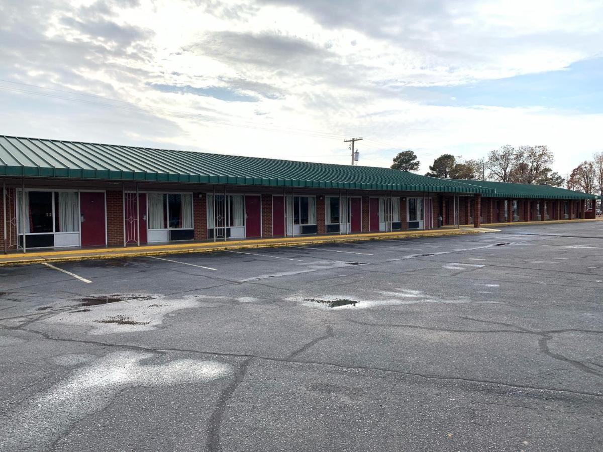 | Coachman's Inn Motel