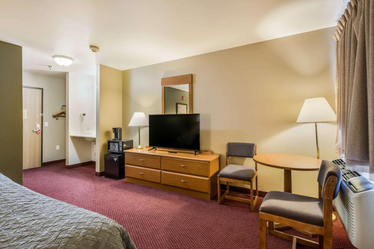 King Room No Pets Allowed - Accessible/Non Smoking at Econo Lodge Rice Lake