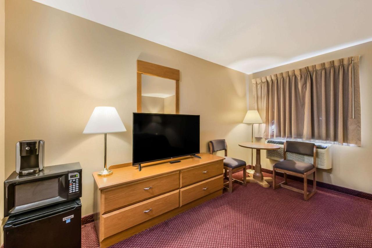 King Room No Pets Allowed - Accessible/Non Smoking at Econo Lodge Rice Lake