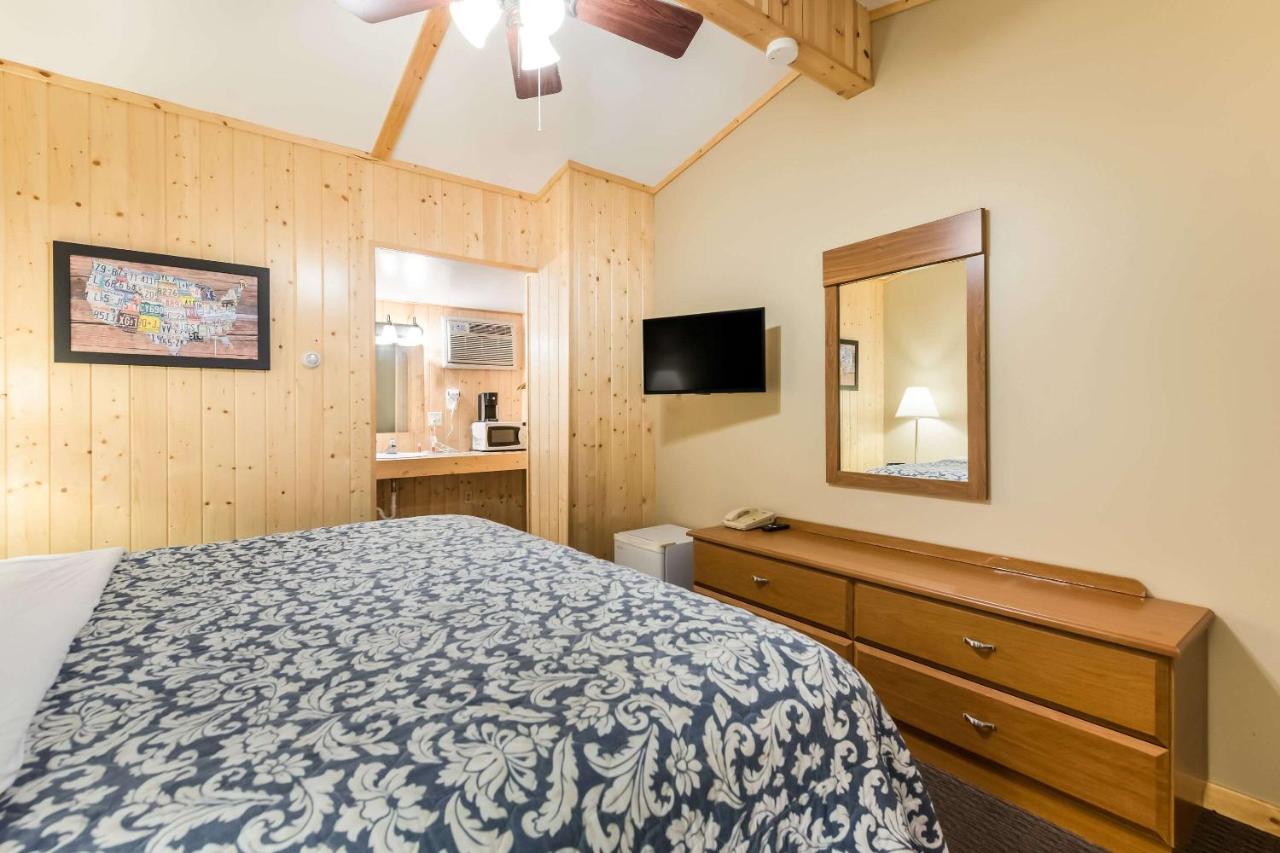 King Room Pet Friendly - Accessible/Non Smoking at Econo Lodge Rice Lake