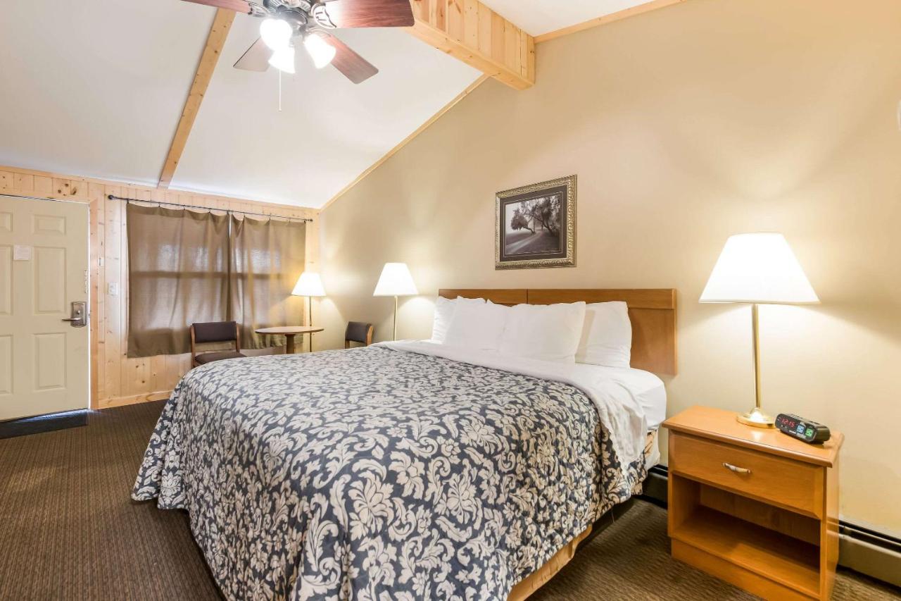 King Room Pet Friendly - Accessible/Non Smoking at Econo Lodge Rice Lake