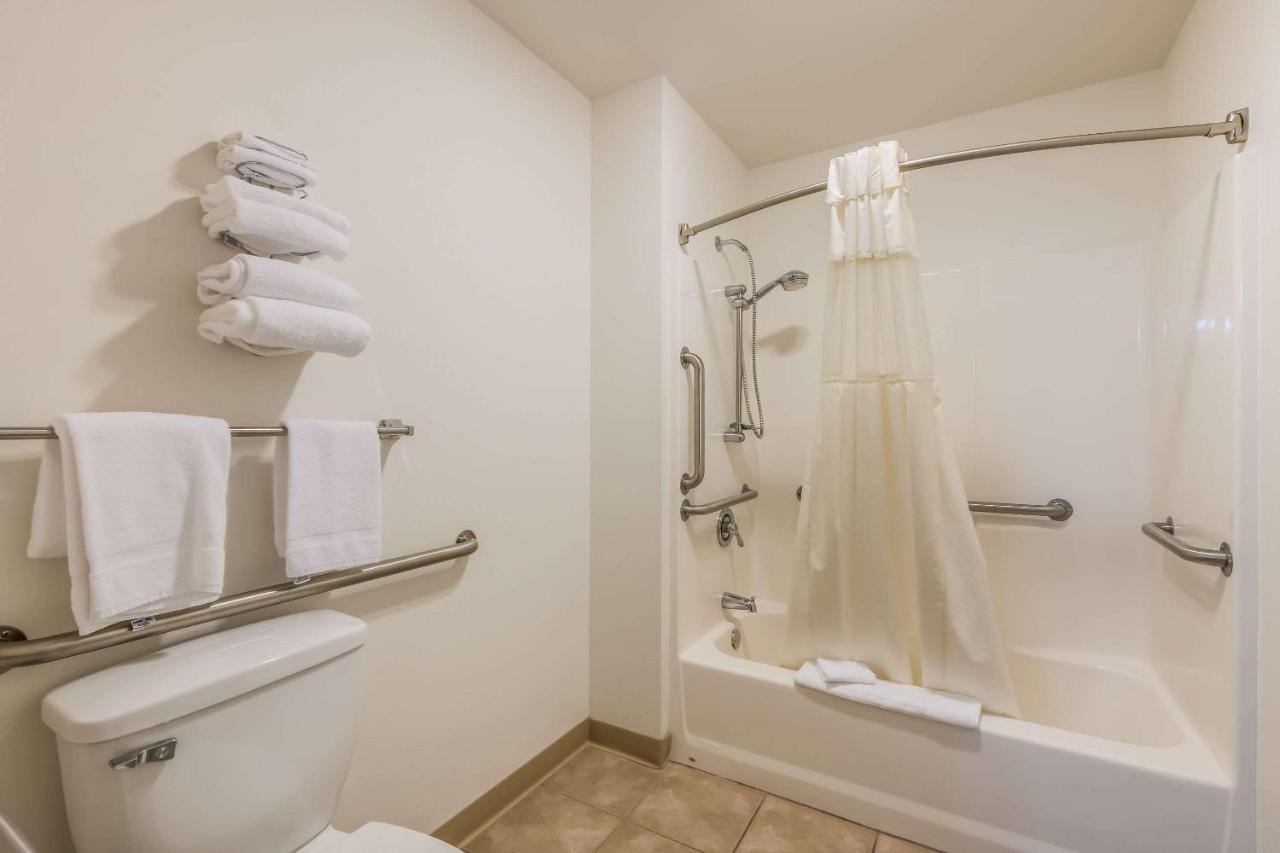 King Room No Pets Allowed - Accessible/Non Smoking at Econo Lodge Rice Lake