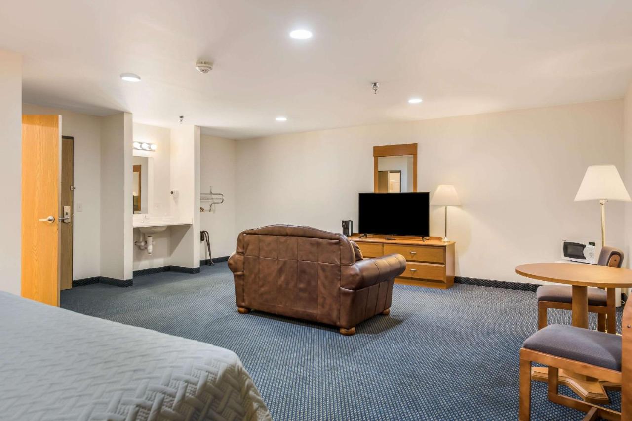 King Suite - Accessible/Non Smoking at Econo Lodge Rice Lake