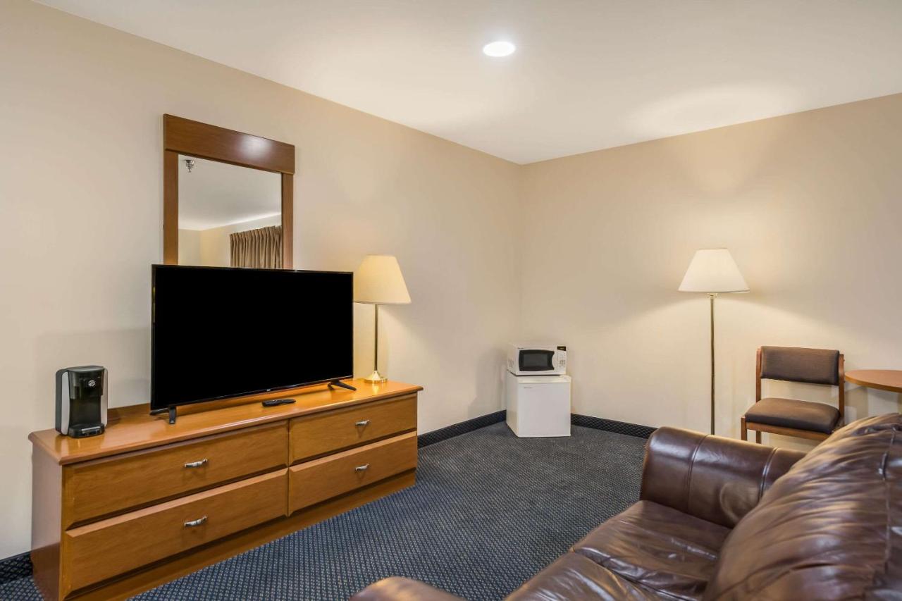 King Suite - Accessible/Non Smoking at Econo Lodge Rice Lake