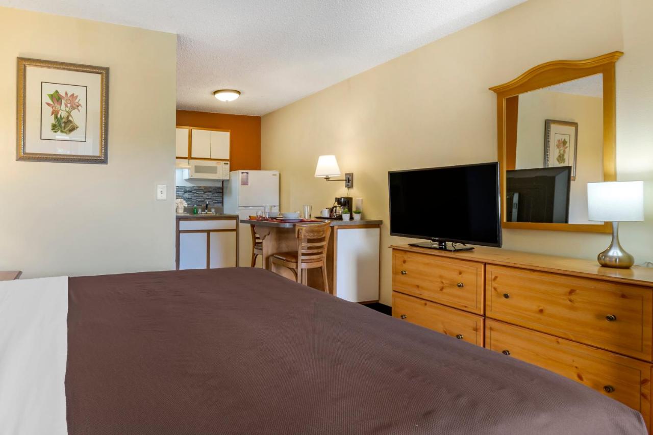 Efficiency King Studio - Accessible/Non-Smoking at Suburban Studios Albuquerque Uptown