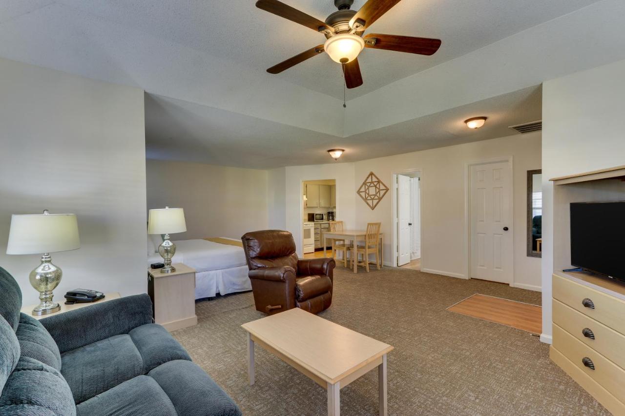 King Suite at Mariners Suites