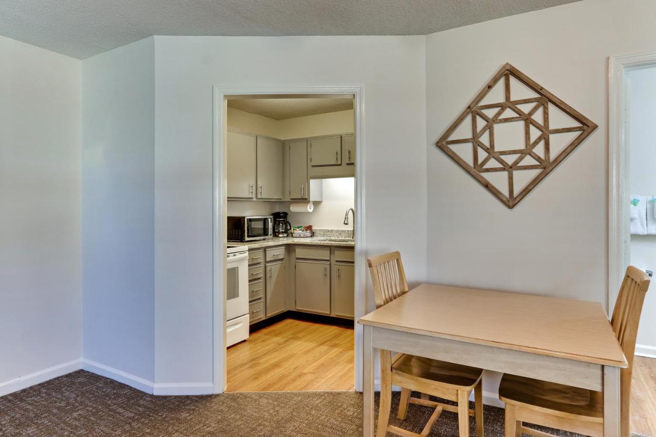 King Suite at Mariners Suites
