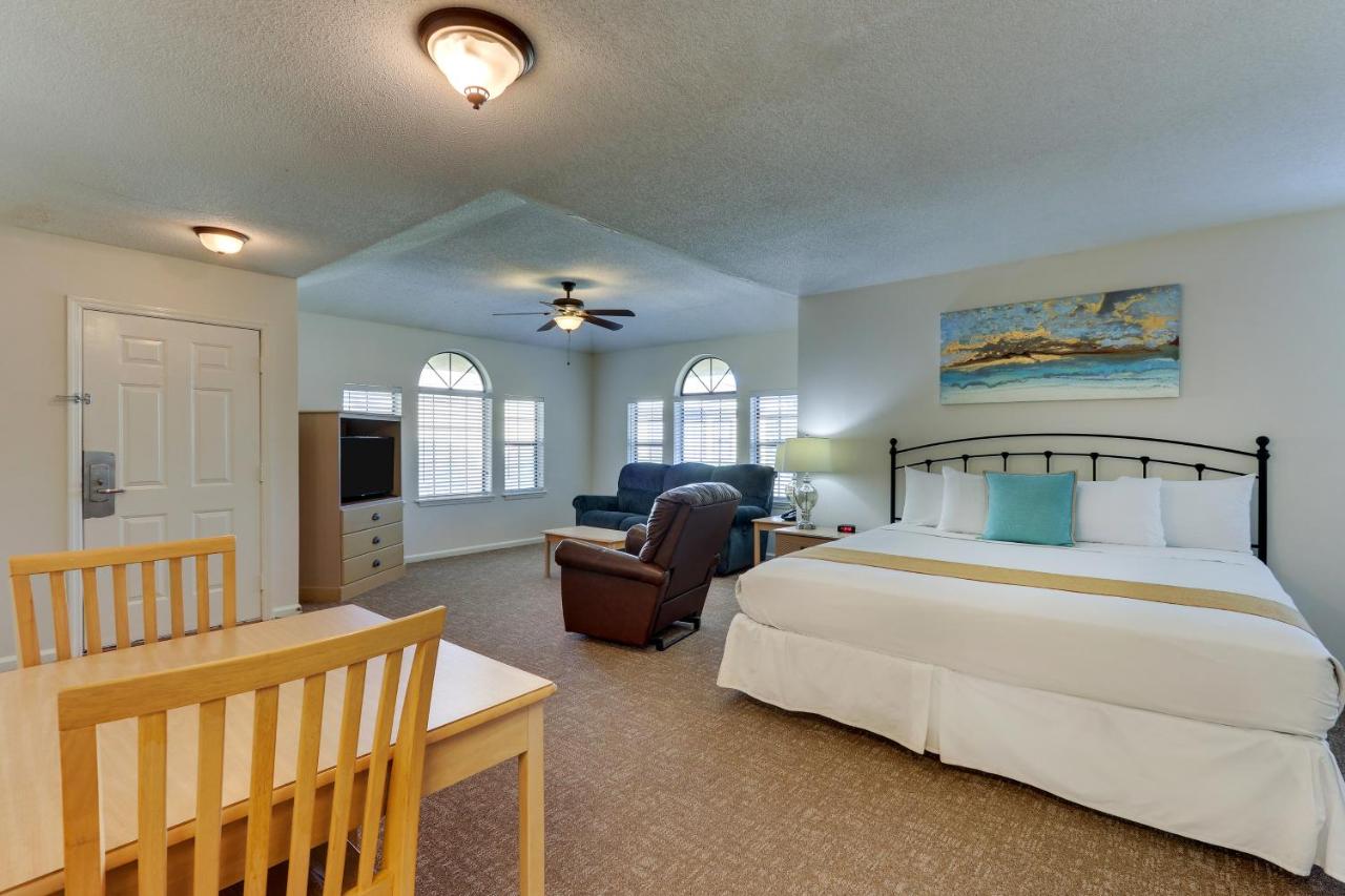 King Suite at Mariners Suites