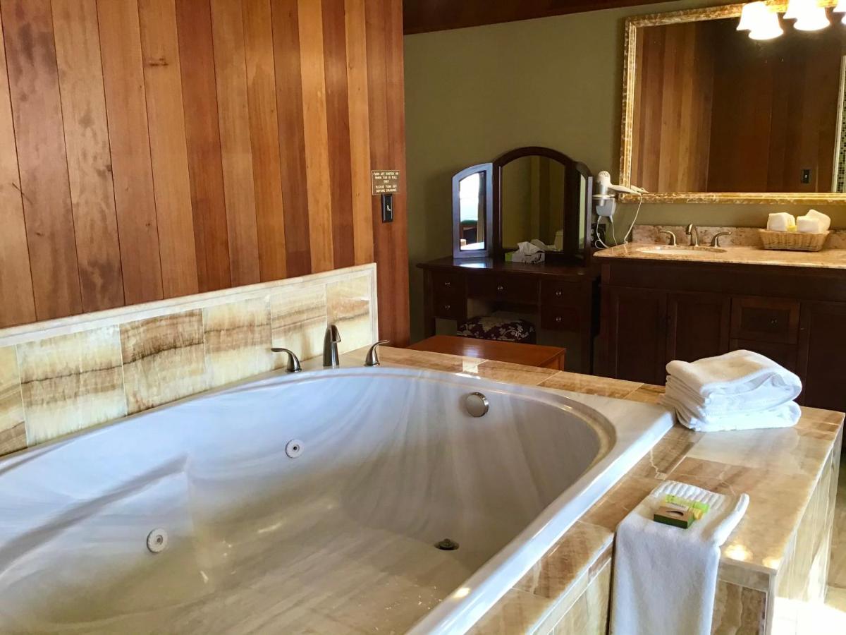 Honeymoon Suite - Non-Smoking at Eureka Inn, Trademark Collection by Wyndham