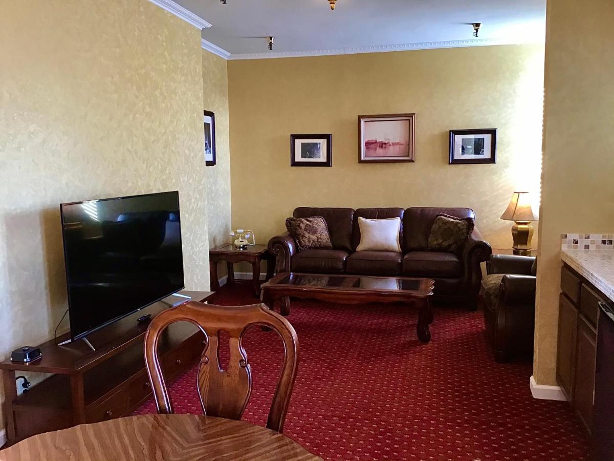 Executive Suite at Eureka Inn, Trademark Collection by Wyndham