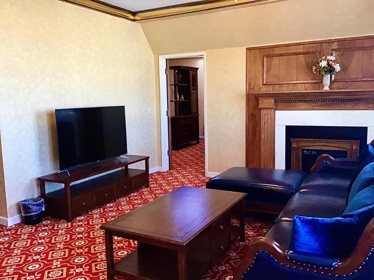 Grand King Suite - Non-Smoking at Eureka Inn, Trademark Collection by Wyndham