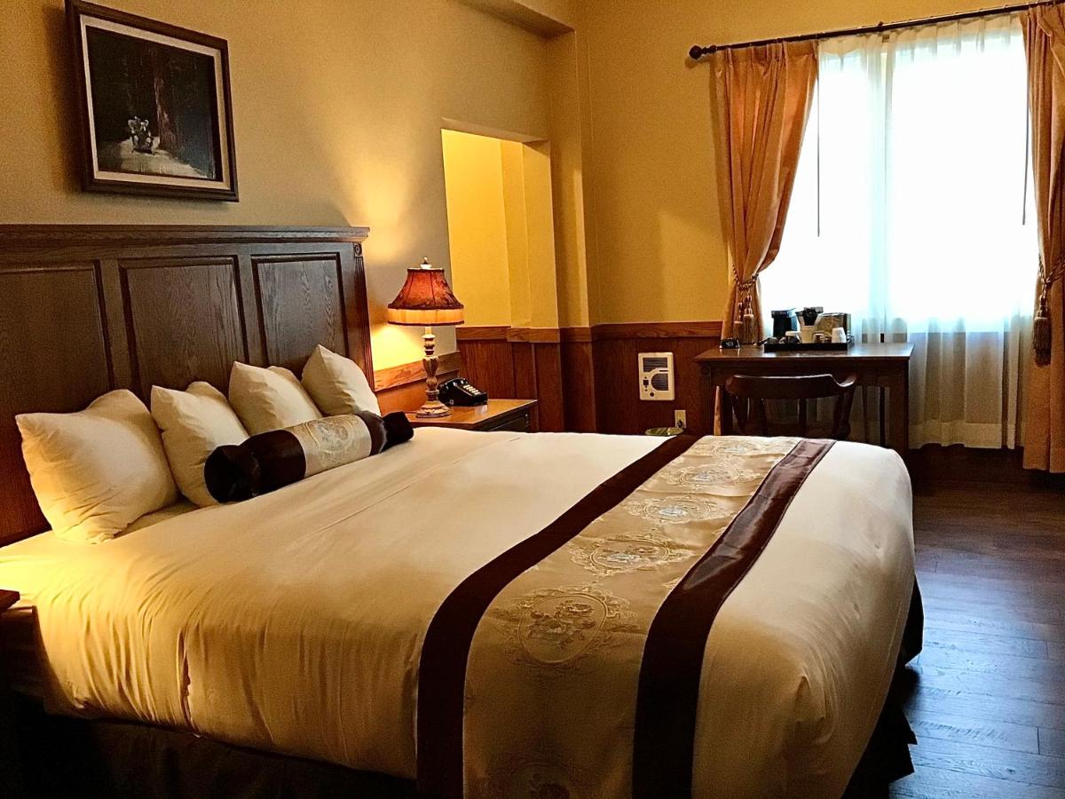 King Room with Bath Tub - Mobility Accessible/Non-Smoking at Eureka Inn, Trademark Collection by Wyndham