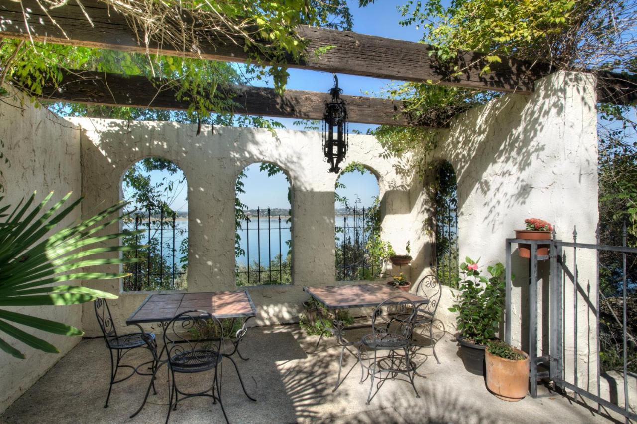 | Lakehouse Bed and Breakfast