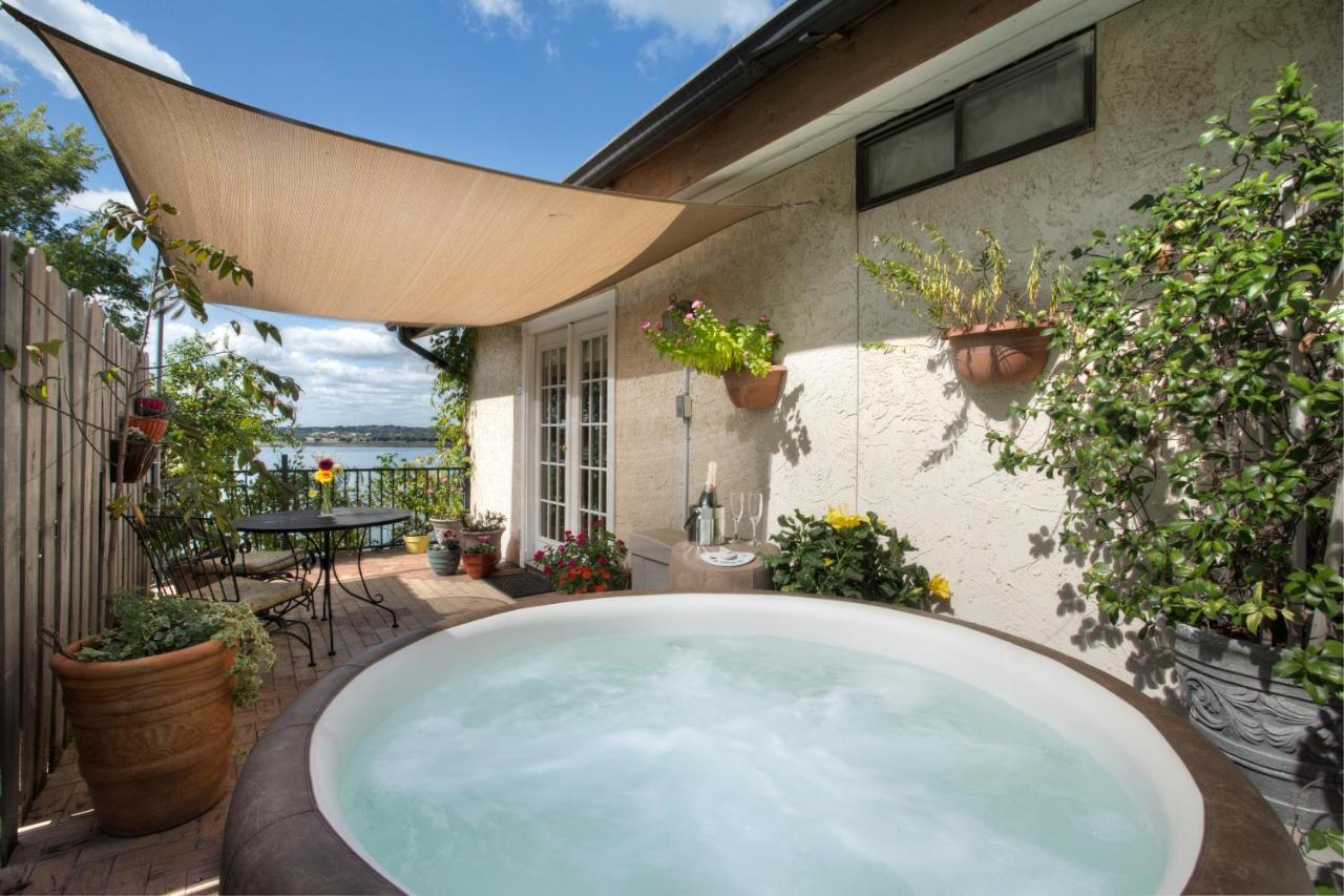 | Lakehouse Bed and Breakfast