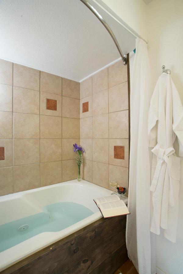 | Lakehouse Bed and Breakfast