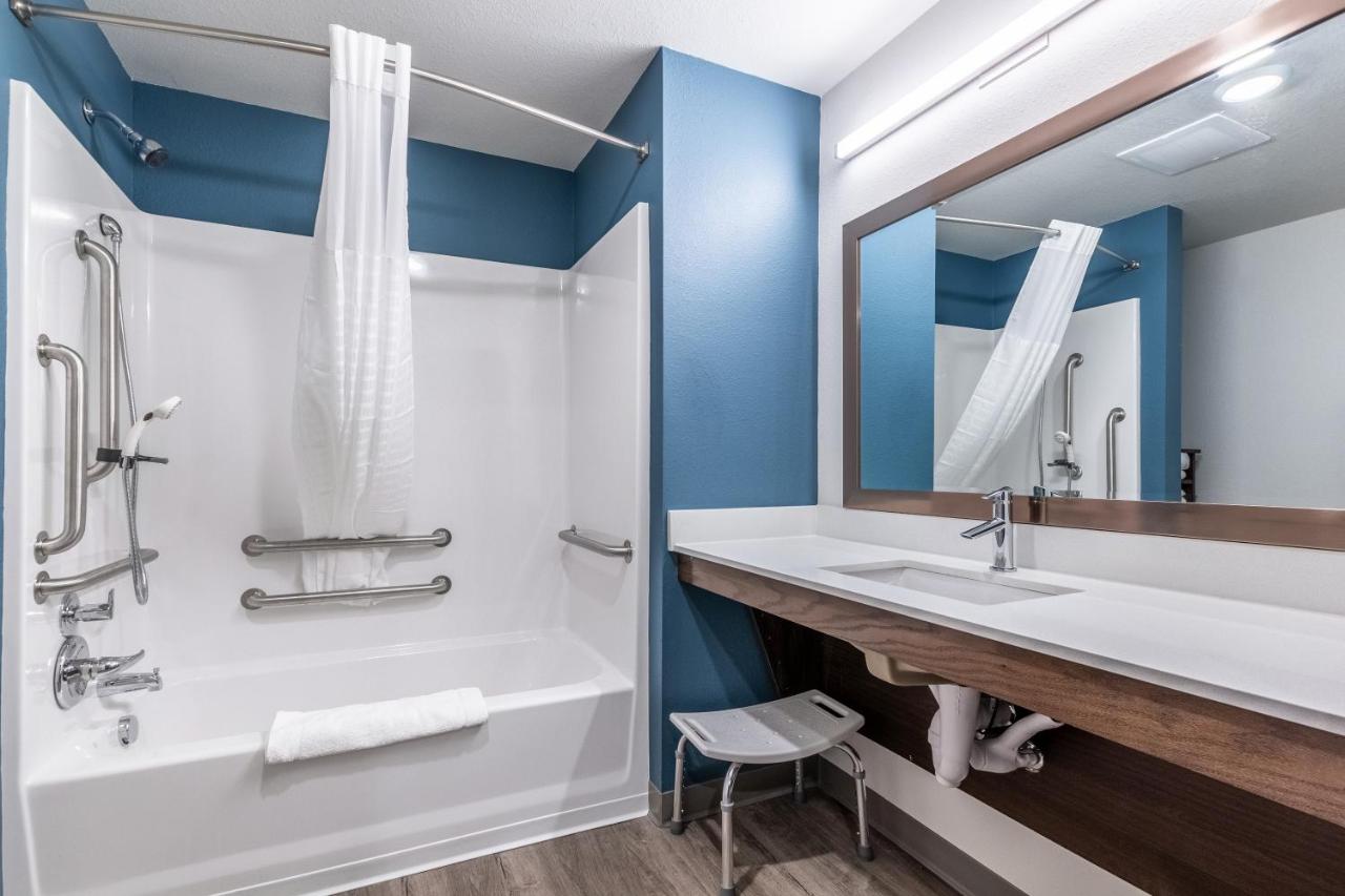 Queen Room with Tub - Accessible/Non Smoking at WoodSpring Suites Elgin - Chicago